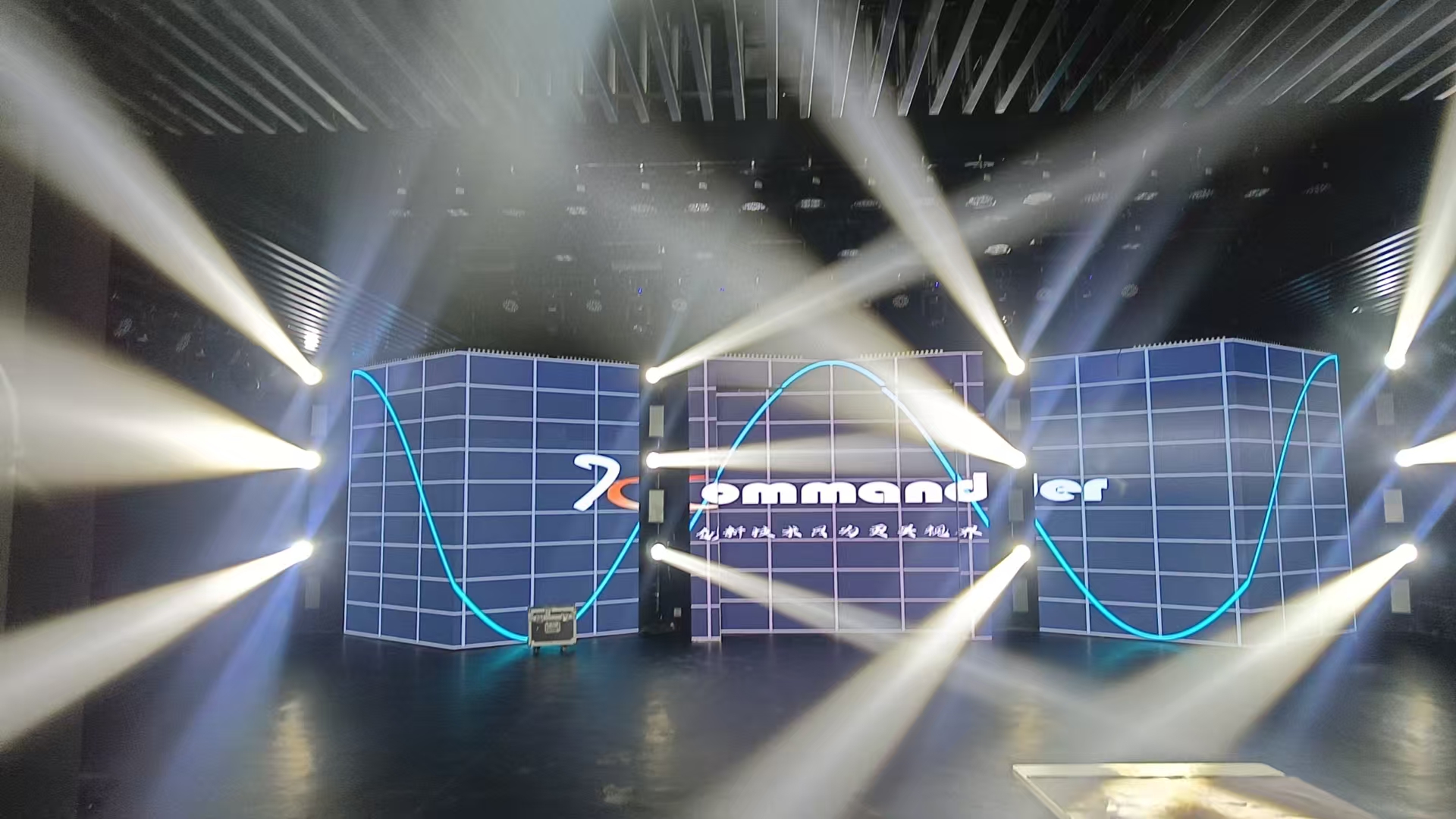 山西太原门框造型 V 式 LED 显示屏控制系统项目