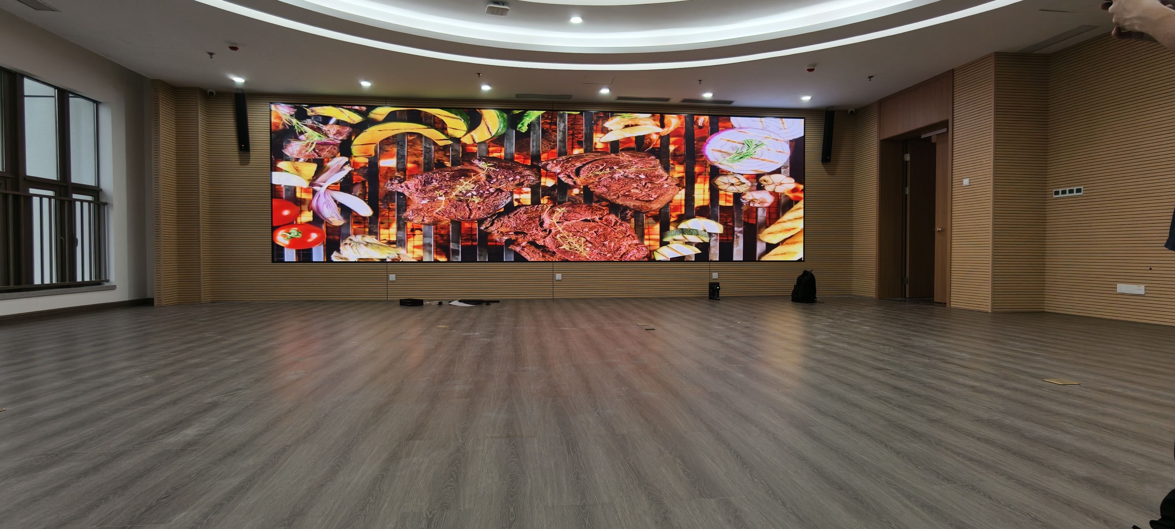 深圳哈工大会议室 P1.86 高清 LED 会议显示项目